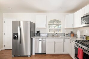 Kylskåp, mikrovågsugn, ugn och spishäll