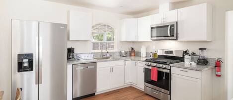 冷蔵庫、電子レンジ、オーブン、コンロ