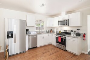 Een koelkast, een microgolfoven, een oven, een kookplaat