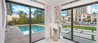 5-bedroom Water Front Villa In Hallandale Beach With Yacht Pick Up In Backyard 