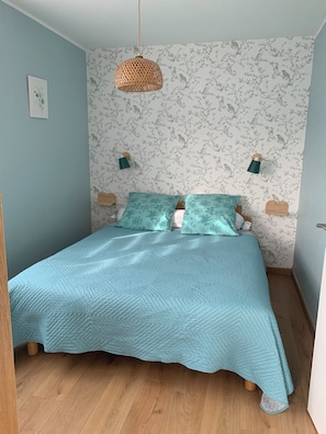 1 habitación, insonorización y tabla de planchar con plancha 