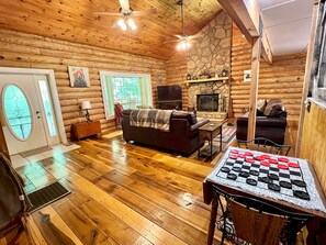 Televisión, chimenea, futbolito