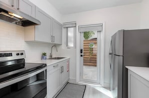 Refrigerador, microondas, horno y parrilla de estufa
