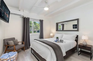 1 bedroom, iron/ironing board, WiFi, bed sheets - Rustic Cozy Haven - 1 bedroom Las Olas in FORT LAUDERDALE (Fort Lauderdale)