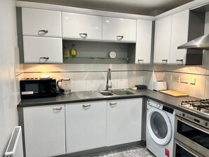 Kjøleskap, mikrobølgeovn, ovn og oppvaskmaskin