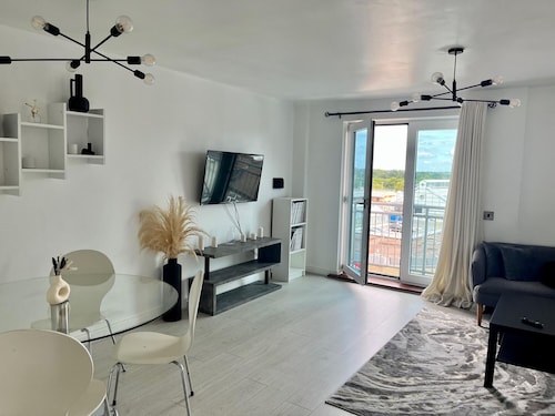 Pass the Keys | Central 2 Bed flat in Edgeware with Parking