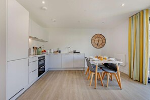Micro-ondes, four, lave-vaisselle, chaise haute