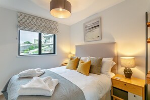2 bedrooms, travel cot, free WiFi, bed sheets