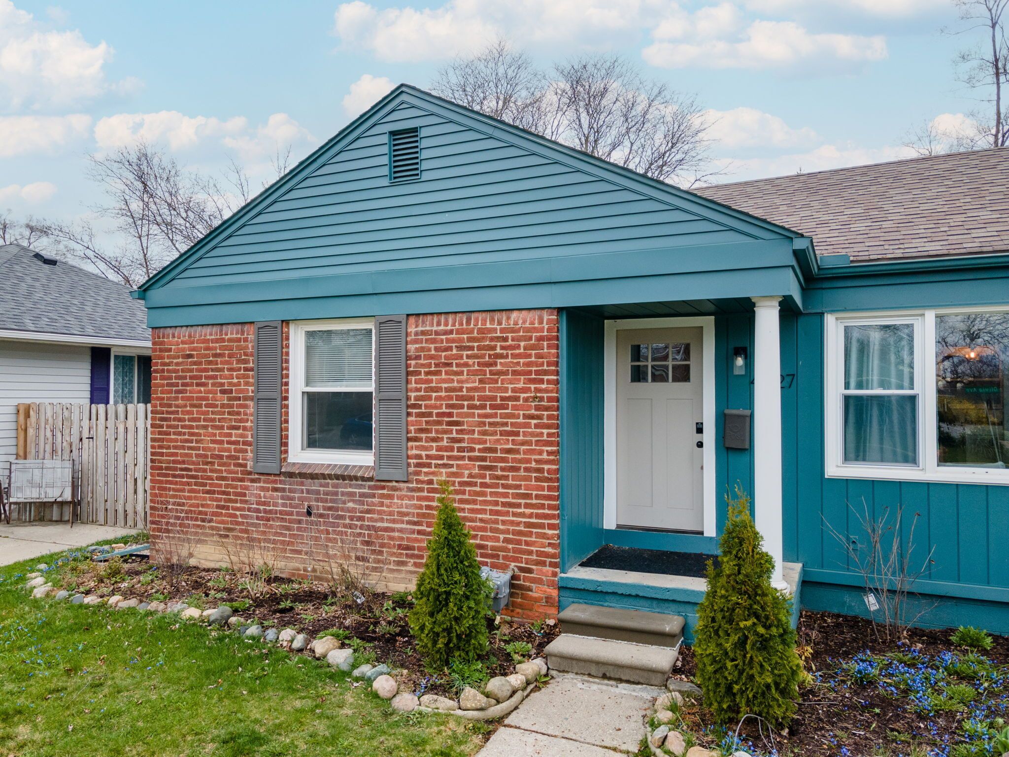 Charming 3 bedroom house w Wi-Fi and AC in delightful Royal Oak near everything