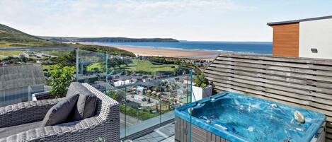 Banyera d'hidromassatge a l'aire lliure