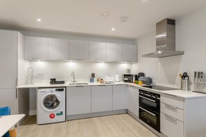 Mikrowelle, Ofen, Geschirrspüler, Hochstuhl