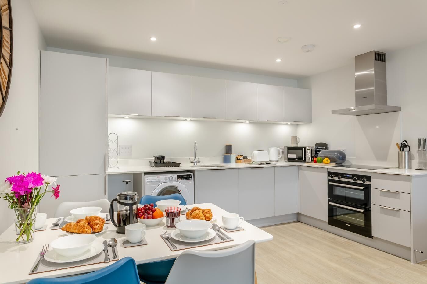 Mikrowelle, Ofen, Geschirrspüler, Hochstuhl