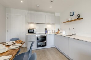 Mikrowelle, Ofen, Geschirrspüler, Hochstuhl