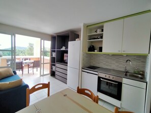 Fridge, microwave, oven, stovetop - T2 apartment with sea view and private parking in Cap Esterel vacation village (Saint-Raphaël)