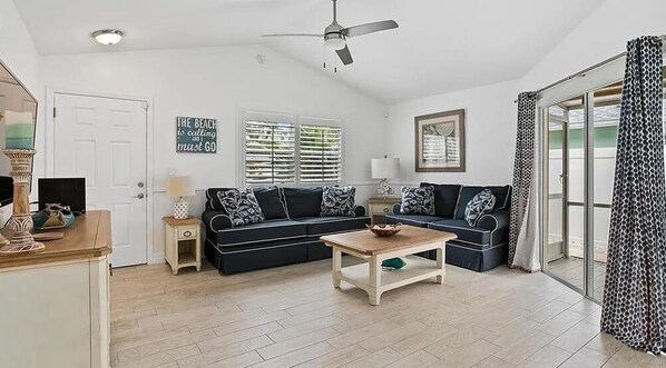 Smart TV - Fully Remodeled Nautical 3-bedroom house- walking distance to Vanderbilt Beach! (Naples)