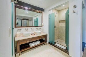 Regadera, toallas, jabón, shampoo 