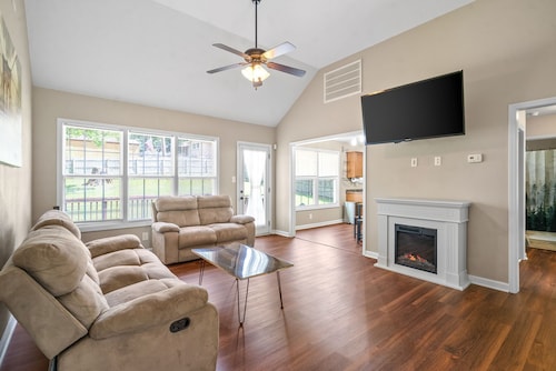 Spacious 4-bedroom House near Downtown Clarksville