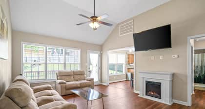 Spacious 4-bedroom House near Downtown Clarksville