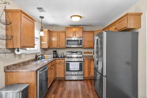 Microondas, horno, parrilla de estufa y lavavajillas 