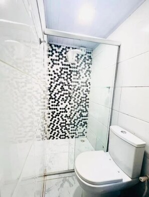 Triple Room | Bathroom | Shower, towels, soap, shampoo - Estrela Praia (Fernando de Noronha)