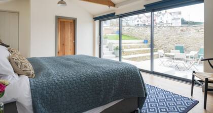 The Sea Room - a house that sleeps 2 guests in 1 bedroom