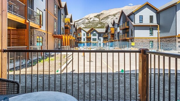 Ein mehrstöckiges Hotel mit Balkonen und Bergblick.