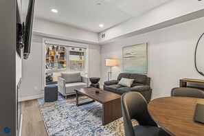 TV, fireplace - 1 Bed/1 Bath Sparrowhawk Resort-1st Floor (Dead Man's Flats)