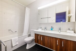 Douche, sèche-cheveux, serviettes fournies