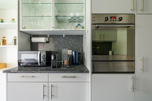 Kühlschrank, Mikrowelle, Ofen, Geschirrspüler