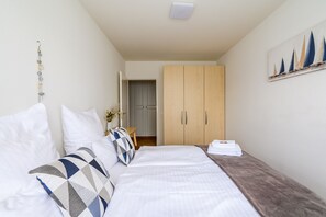3 quartos, cofres nos quartos, ferros/tábuas de passar roupa