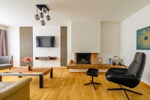 Smart TV, fireplace