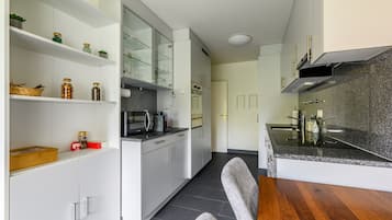 Refrigerador, microondas, horno, lavavajillas