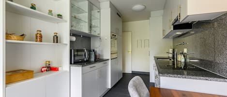 Kühlschrank, Mikrowelle, Ofen, Geschirrspüler