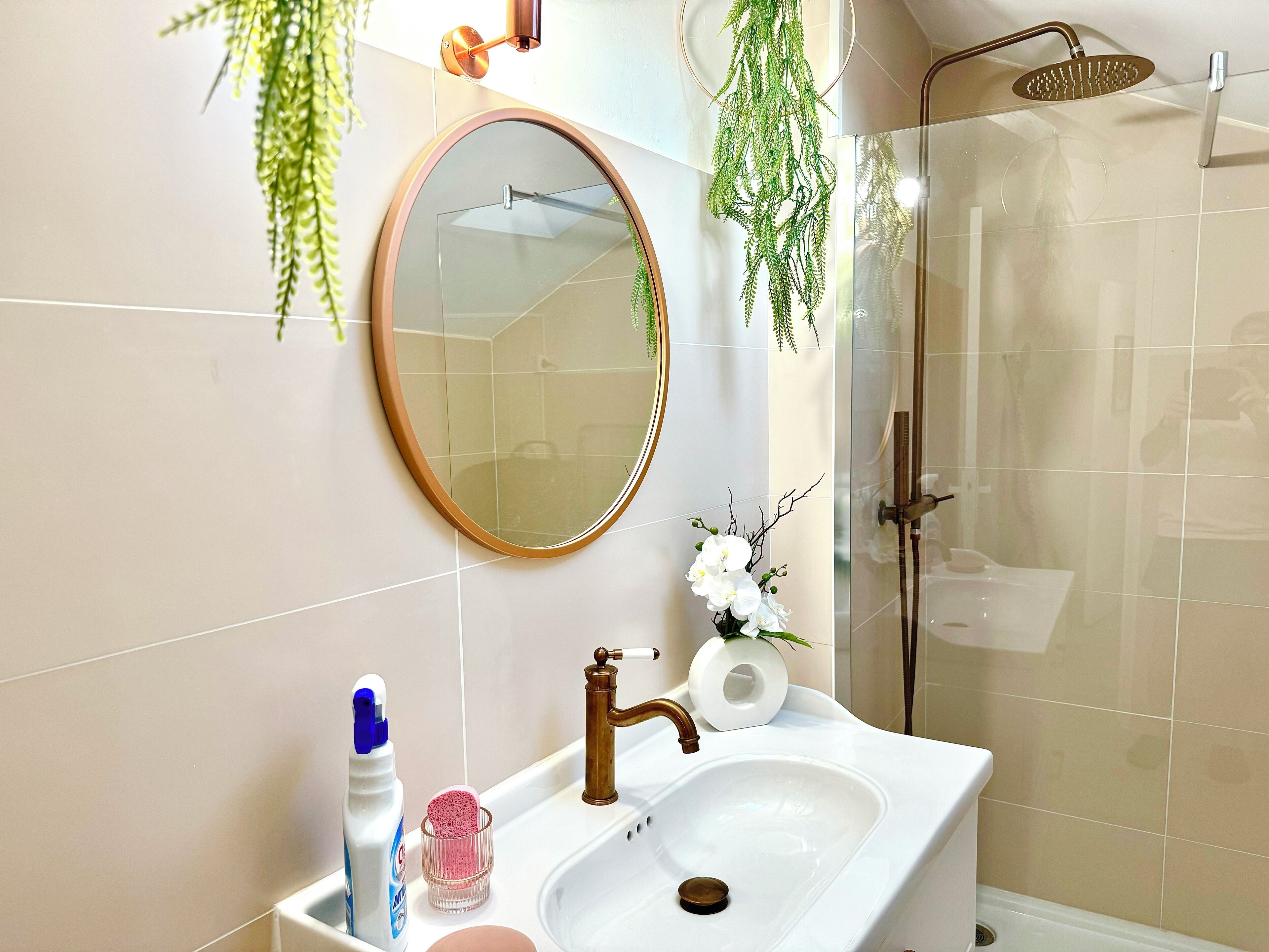 Shower, jetted bath, hair dryer, towels