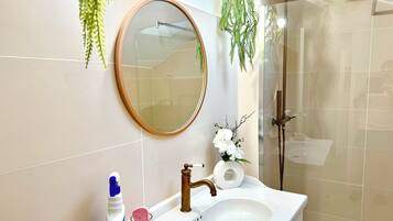 Shower, jetted bath, hair dryer, towels