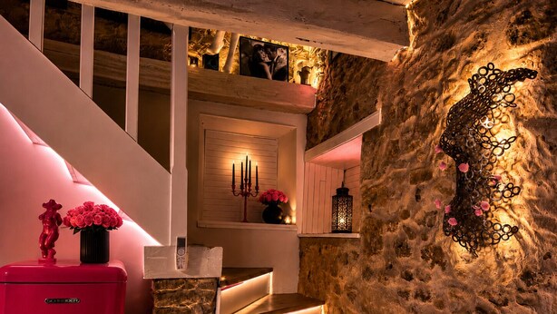A staircase with wooden steps and a stone wall. - Caporizon-love House-une Maison Entiere Dédiée aux Plaisirs de L'amour (Biras)