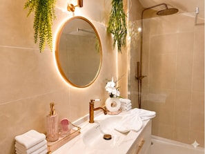 Ducha, bañera de hidromasaje, secador de pelo, toallas