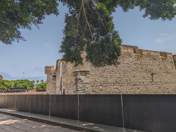 Un edificio de piedra con techo plano y una pequeña ventana de arco.