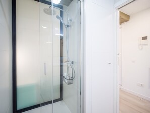 Dusche, Haartrockner, Handtücher, Toilettenpapier