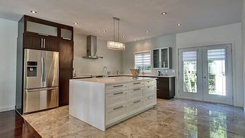 Micro-ondes, plaque de cuisson, lave-vaisselle, chaise haute