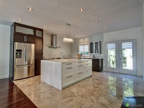 Four à micro-ondes, surface de cuisson, lave-vaisselle, chaise haute