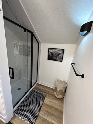 Douche, articles de toilette écologiques, sèche-cheveux