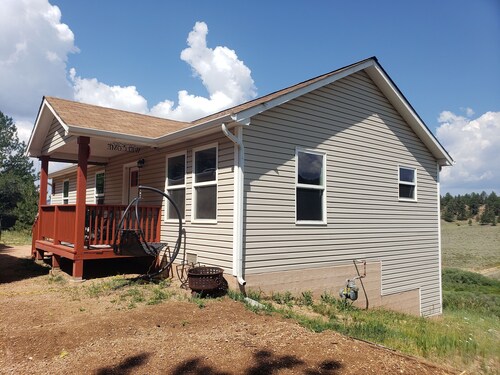 Cozy and affordable 3-bedroom house in the sky with great mountains views