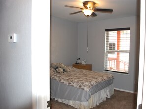 3 Schlafzimmer, Schreibtisch, Bügeleisen/Bügelbrett, WLAN