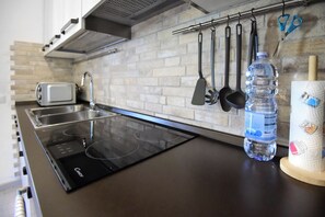 Kühlschrank, Mikrowelle, Ofen, Wasserkocher mit Kaffee-/Teezubehör