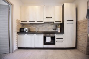 Kühlschrank, Mikrowelle, Ofen, Wasserkocher mit Kaffee-/Teezubehör