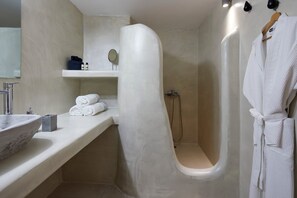 Dusj, håndklær, såpe og sjampo