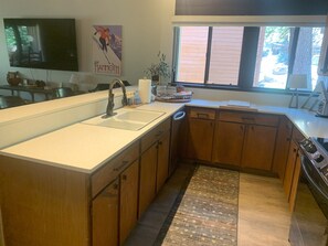Fridge, microwave, oven, stovetop - Spacious and Peaceful Location, Family and Pet Friendly (Mammoth Lakes)