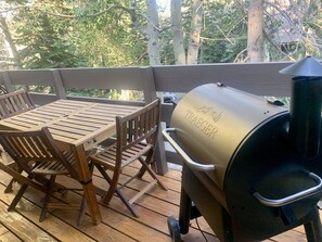 Outdoor dining - Spacious and Peaceful Location, Family and Pet Friendly (Mammoth Lakes)