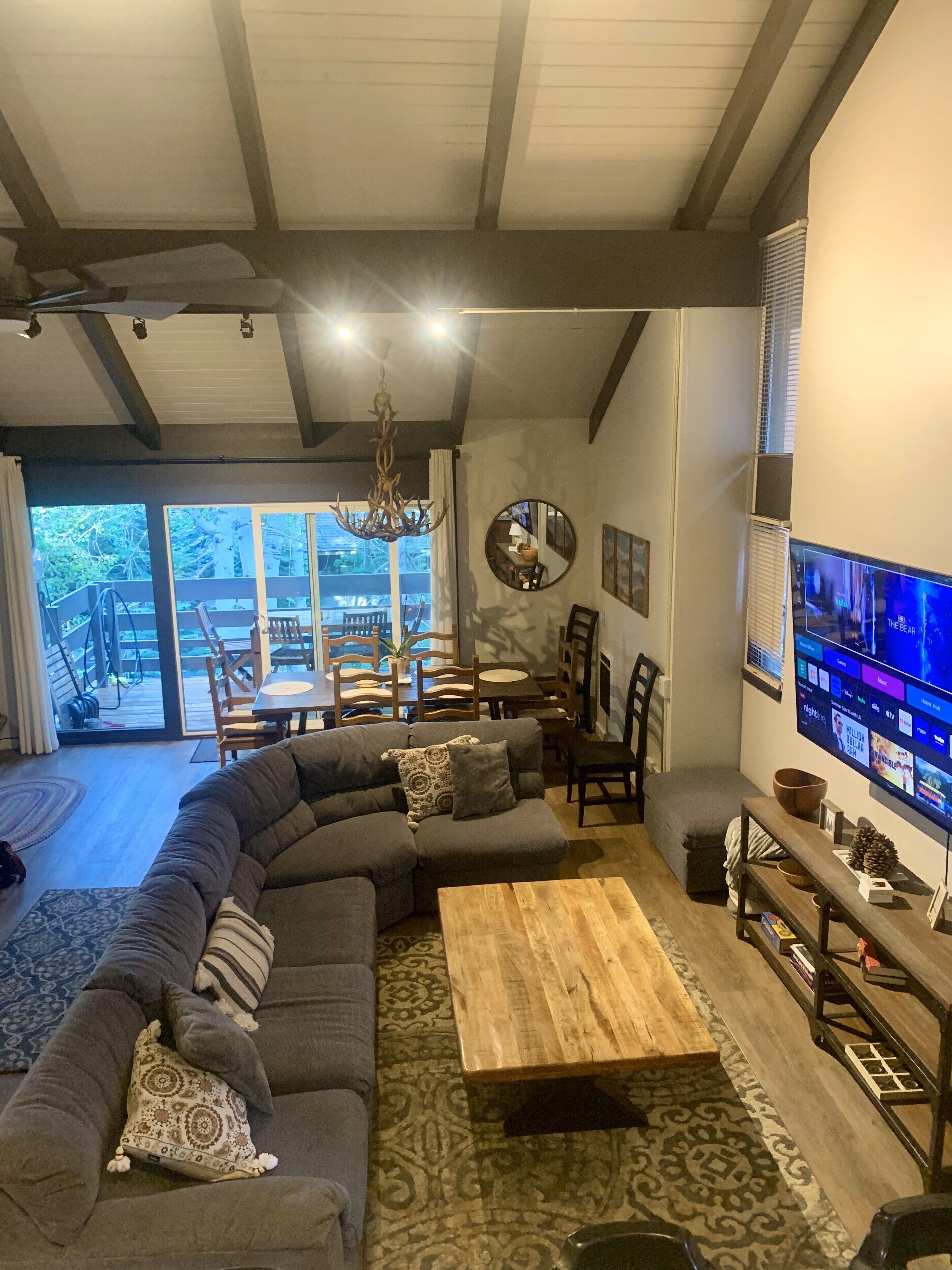 Een smart-tv en een open haard